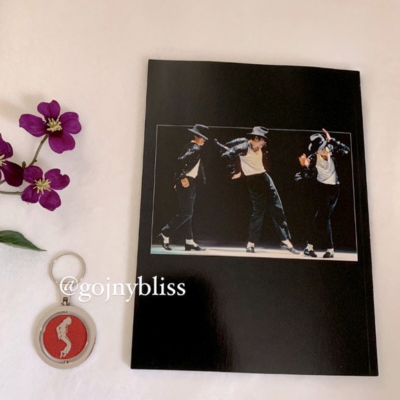 MJ "King of Pop" Keychain & "People Tribute" Magazine (NWOT) - Picture 4 of 6